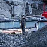 La route cantonale entre Viege et Stalden a été fermée en raison de coulées de boue dans le hameau d'Ackersand.